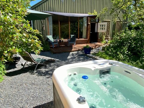 Jacuzzi in de tuin van Op Skyldum