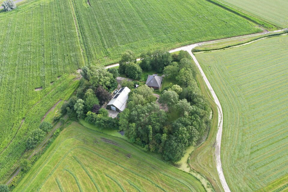 De boerderij op de terp Skyldum van bovenaf
