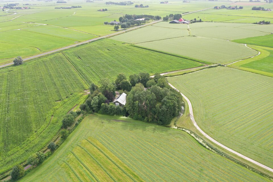 Luchtfoto van de boerderij van Skyldum tussen de weilanden